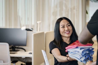 Rengørings personle der overlevere håndlæder