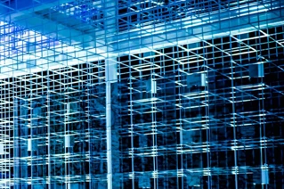 Abstrakt blåtonet billede af moderne arkitekturgitterstruktur, moderne design og bygningsfacader.