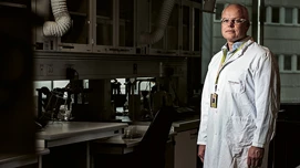 Novozymes medarbejder der befinder sig i et laboratorie