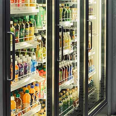 Salgsautomat fyldt med mad, snacks og drikkevarer fra Coor