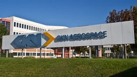 GKN Aerospace skilt foran virksomhedsbygning på en solrig dag.