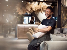 Rengøringsmedarbejder der holder en pude i på en arbejdslokation