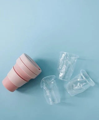 Eksempel på plastikaffald der skal sorteres for at overholde lovkrav