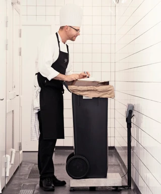 Køkkenchef der noterer dagens mængde af bioaffald