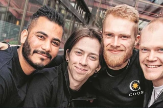 Medarbejder der holder om hinanden i et kram og smiler