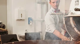 Medarbejder i kaffevirksomhed der er ved at riste bønner