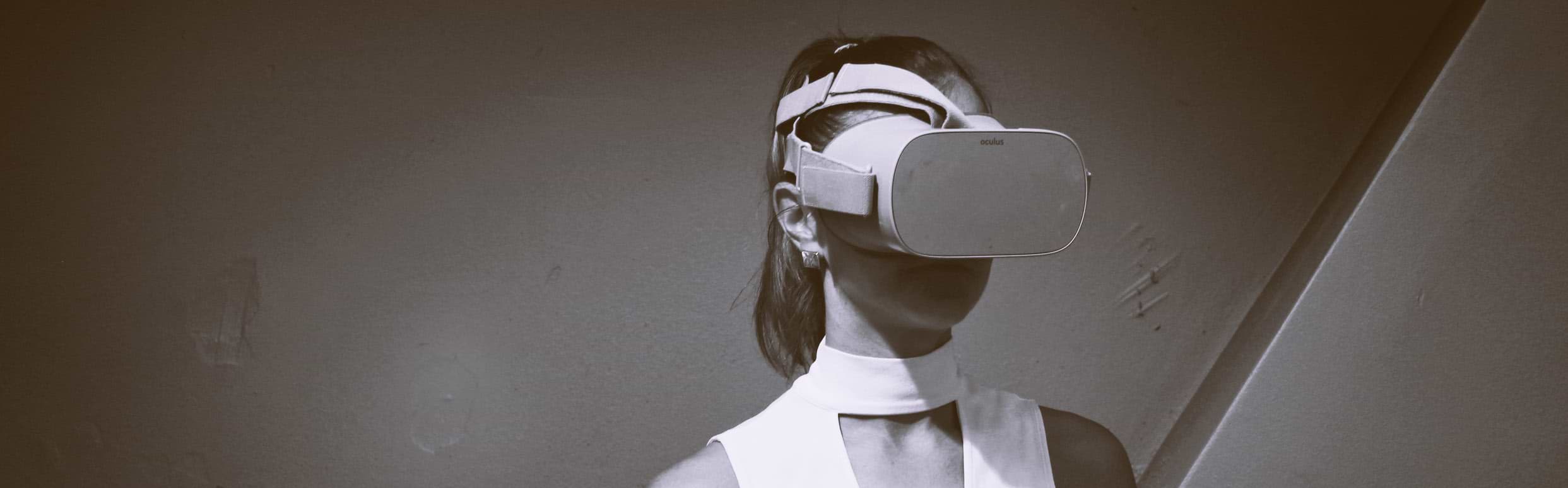 Kvinde med virtual reality briller