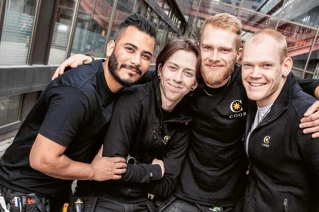 medarbejder der holder om hinanden