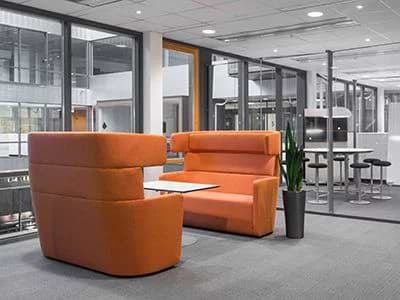 Arrangement af sofa på arbejdspladsen skaber ro for medarbejderen | Coor