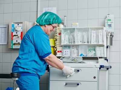 Sygeplejerske, der udfører rengøring hos Sygehus Sønderjylland | Coor
