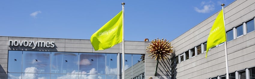 Novozymes hovedkontor udefra med grønne flag.