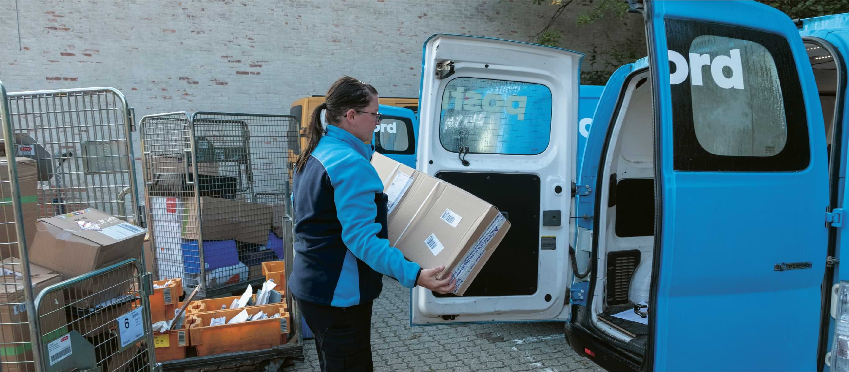 PostNords-medarbejder fylder varevognen med forsendelse | Coor