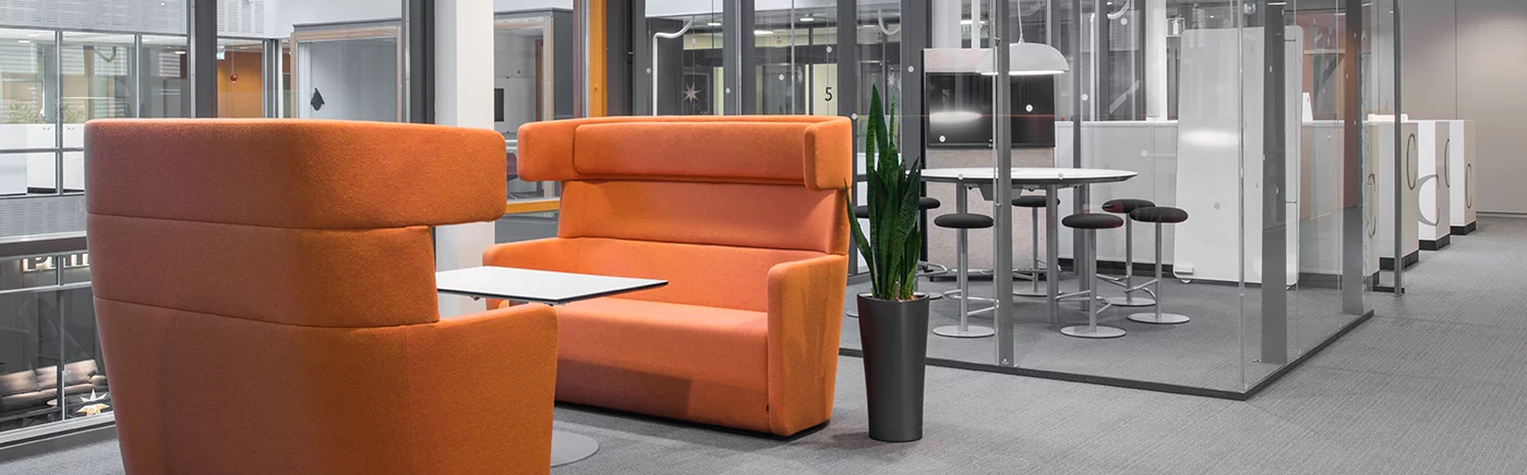Sofa til medarbejderne til at slappe af på arbejdspladsen | Coor
