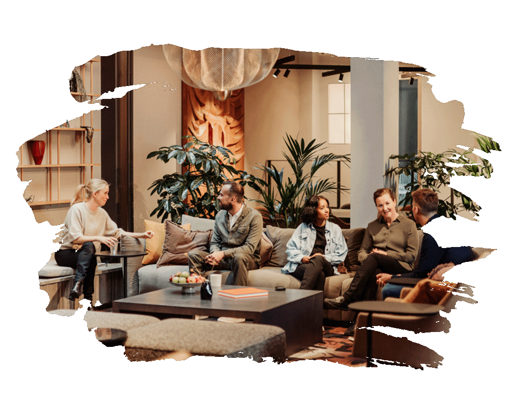 Sofaområde med fem mennesker der snakker sammen