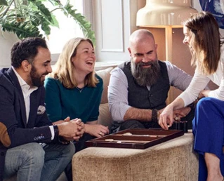 Medarbejdere der spiller backgammon i deres pause