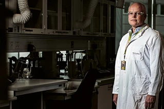 Novozymes medarbejder der befinder sig i et laboratorie